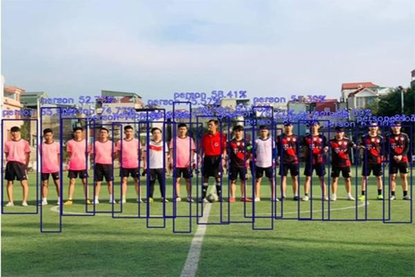 Tường màn hình ghép trong phòng điều hành cảng hiện camera và sơ đồ bãi